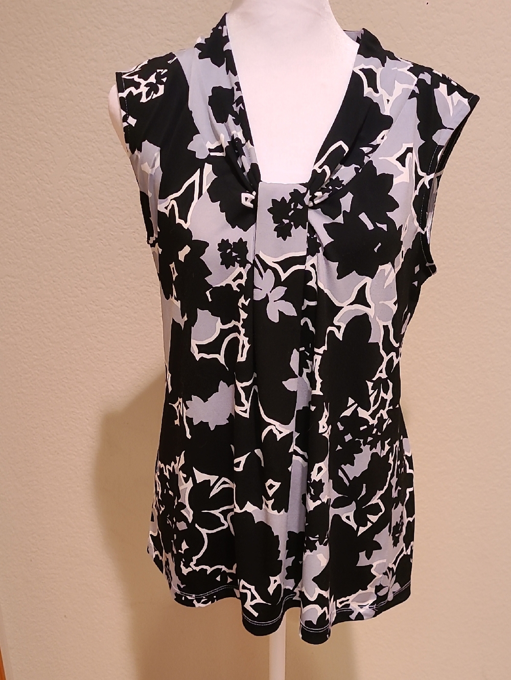 Dana Buchman Black & White Floral Sleeveless Pleat-Neck Top Size M